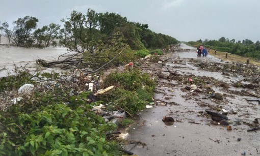 Cà Mau: Sóng lớn làm sạt lở nghiêm trọng đê biển Tây