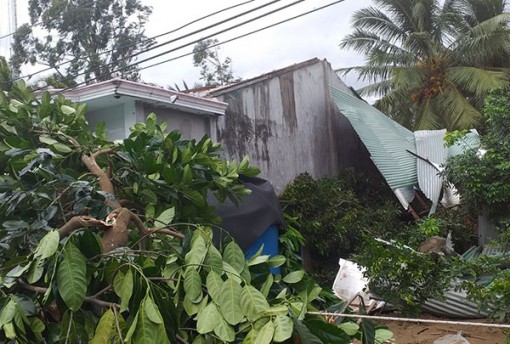 Mưa lớn kèm gió mạnh gây nhiều thiệt hại tại huyện Vĩnh Thạnh