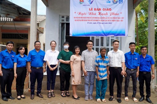 Xung kích, tình nguyện làm nhiều việc có ích