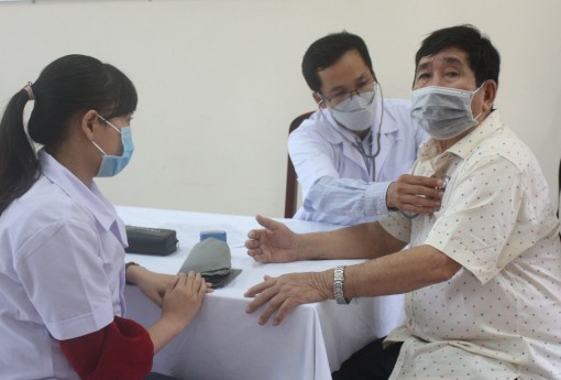 Bệnh viện Đa khoa Hòa Hảo - Medic Cần Thơ khám bệnh, cấp thuốc, tặng quà cho người có công với cách mạng