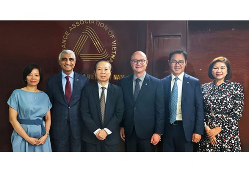 CEO Manulife Châu Á cam kết đầu tư lâu dài vào ngành bảo hiểm nhân thọ và sức khỏe tại Việt Nam