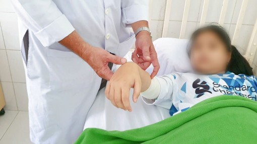 Điều trị thành công cho bé gái liệt bàn tay