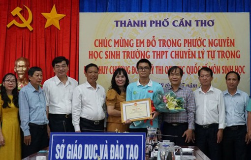 TP Cần Thơ khen thưởng học sinh đoạt Huy chương đồng Olympic Sinh học quốc tế
