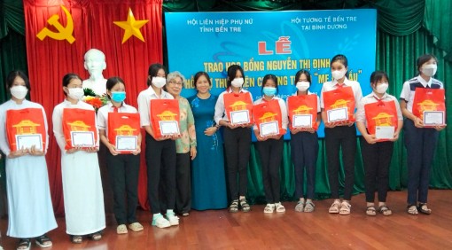 Bến Tre: Trao học bổng Nguyễn Thị Định