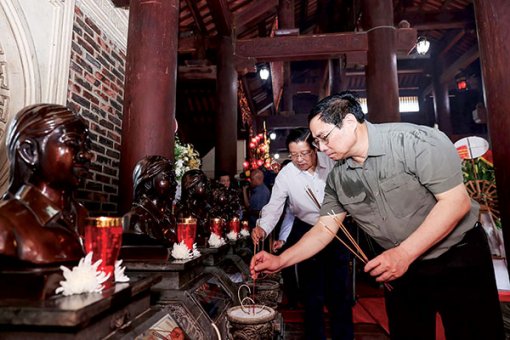 Thủ tướng Phạm Minh Chính tưởng niệm, tri ân Chủ tịch Hồ Chí Minh và các Anh hùng liệt sĩ tại Nghệ An