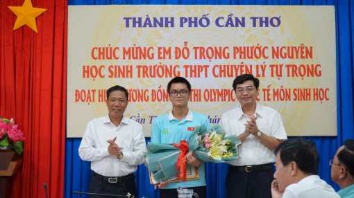 Gặp học sinh lớp 11 chuyên Toán đoạt HCĐ Olympic Sinh học quốc tế