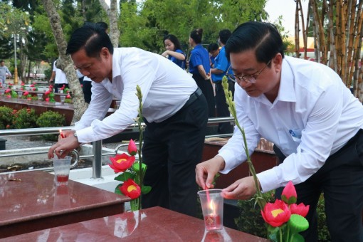 Thiêng liêng Lễ “Thắp nến tri ân” các anh hùng, liệt sĩ