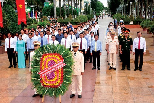 Tri ân các anh hùng liệt sĩ, thăm Mẹ Việt Nam Anh hùng, gia đình chính sách