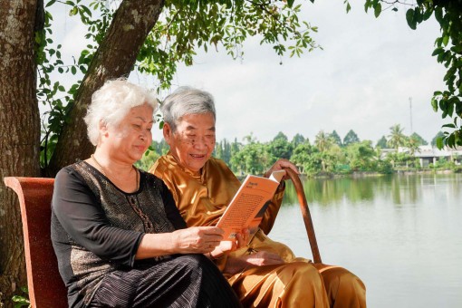 Nhân hậu một tiếng thơ