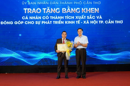 Ông Dương Quốc Thủy vinh dự nhận Bằng khen của UBND TP Cần Thơ