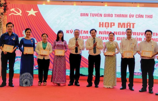 Phát huy trách nhiệm, vai trò tiên phong, gương mẫu của cán bộ làm công tác Tuyên giáo