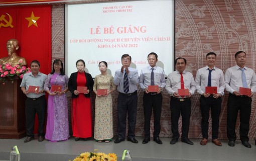 Thêm 82 cán bộ được bồi dưỡng ngạch chuyên viên chính