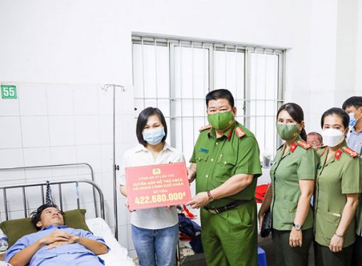 Hỗ trợ chiến sĩ bị thương khi làm nhiệm vụ