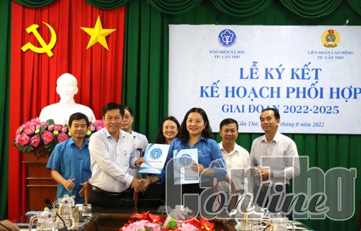 Phối hợp tuyên truyền, vận động thực hiện chính sách bảo hiểm xã hội, bảo hiểm 
y tế trong công nhân, viên chức, lao động