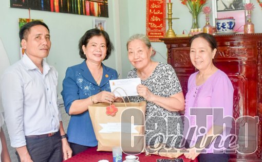 Thăm hỏi, tặng quà nạn nhân chất độc da cam