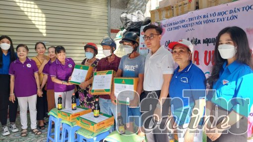 Trao quà “Ấm áp mùa Vu lan”