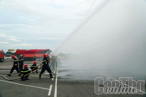 Thực tập phương án chữa cháy tại Cảng Hàng không Quốc tế Cần Thơ