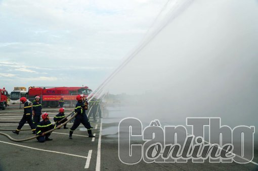 Thực tập phương án chữa cháy tại Cảng Hàng không Quốc tế Cần Thơ