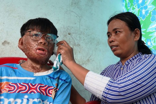 Xúc động chuyện cậu bé bất chấp hiểm nguy cứu mẹ nuôi