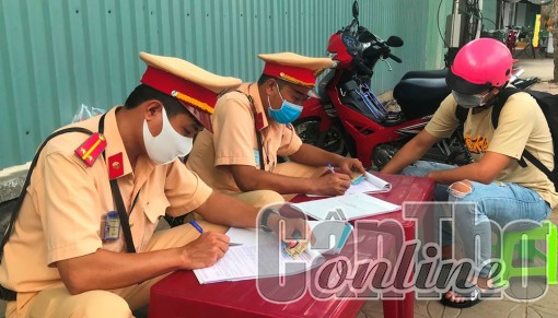 Cảnh sát giao thông được yêu cầu cá nhân phối hợp, hỗ trợ giải quyết tai nạn, ùn tắc giao thông