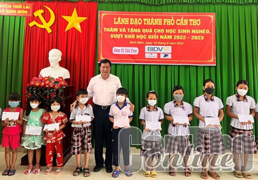 Lãnh đạo thành phố thăm và tặng quà, học bổng học sinh nghèo, vượt khó học giỏi