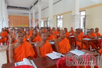 Phổ biến chính sách và pháp luật cho chức sắc, chức việc đồng bào dân tộc Khmer