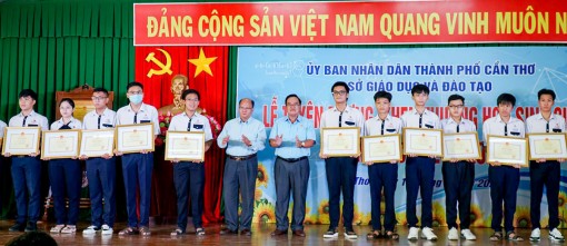 TP Cần Thơ tuyên dương, khen thưởng học sinh giỏi năm học 2021-2022