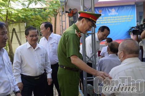 Khám bệnh, tặng quà cho 300 gia đình chính sách, hộ nghèo ở quận Ninh Kiều