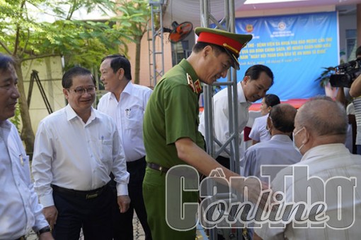 Khám bệnh, tặng quà cho 300 gia đình chính sách, hộ nghèo ở quận Ninh Kiều