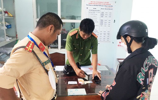 An Giang: Cảnh sát giao thông nhặt được tài sản rồi đăng thông tin lên mạng xã hội tìm người trả lại