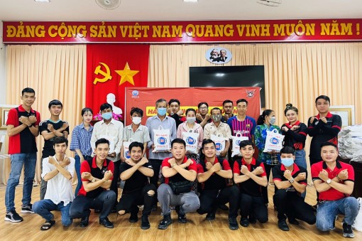 Công ty TNHH Hồng Đức - Câu lạc bộ Winner Hồng Đức chung tay chia sẻ khó khăn