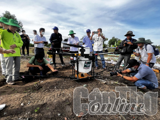 Trình diễn các mô hình cơ giới hóa nông nghiệp và canh tác lúa thông minh tại Viện Lúa ĐBSCL