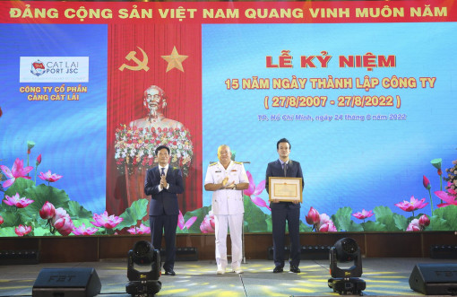 Công ty CP Cảng Cát Lái đón nhận Bằng khen của Bộ Quốc phòng