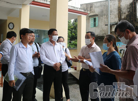 Lãnh đạo thành phố kiểm tra tiêm vaccine phòng COVID-19 tại huyện Phong Điền và quận Ô Môn