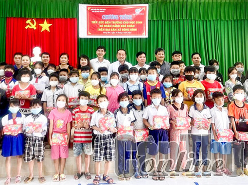 Thới Lai: 150 học sinh khó khăn được tặng quà nhân dịp chuẩn bị khai giảng năm học mới