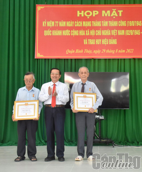 Họp mặt kỷ niệm 77 năm Ngày Cách mạng tháng Tám thành công và Quốc khánh Nước Cộng hòa XHCN Việt Nam