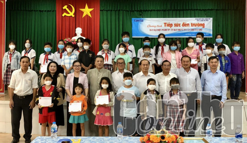 Trao học bổng, xe đạp cho học sinh có hoàn cảnh khó khăn