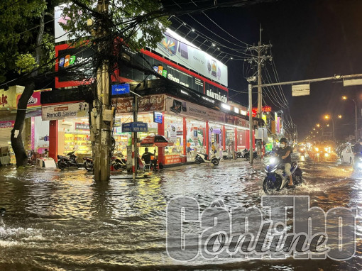 Mưa lớn cộng với triều cường gây ngập đường phố