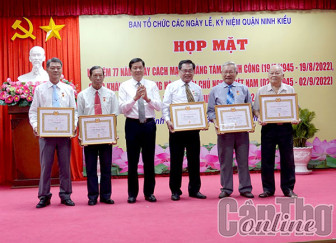 Các quận, huyện tổ chức họp mặt kỷ niệm 77 năm Ngày Cách mạng tháng Tám thành công và Quốc khánh Nước Cộng hòa XHCN Việt Nam