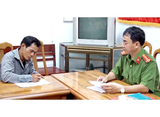 An Giang: Tạm giữ hình sự người đàn ông dùng kéo đâm em rể tử vong