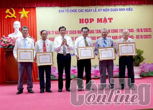 Các quận, huyện tổ chức họp mặt kỷ niệm 77 năm Ngày Cách mạng tháng Tám thành công và Quốc khánh Nước Cộng hòa XHCN Việt Nam