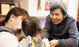 Nhật Bản: Nhà dưỡng lão tuyển em bé để cổ vũ người già