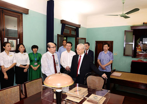 Tổng Bí thư Nguyễn Phú Trọng dâng hương tưởng niệm Chủ tịch Hồ Chí Minh