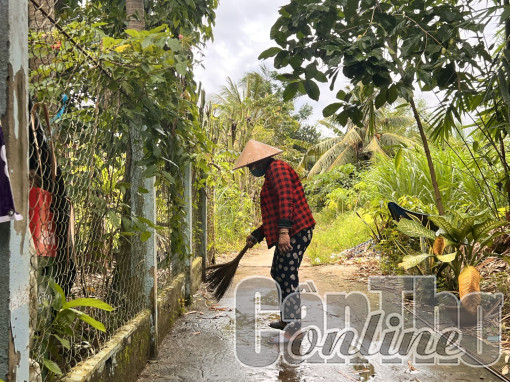 Thường xuyên phát quang cây xanh dọc các tuyến lộ giao thông nông thôn