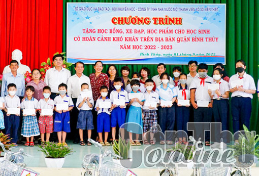 Trao học bổng, xe đạp, học phẩm cho học sinh khó khăn ở quận Bình Thủy