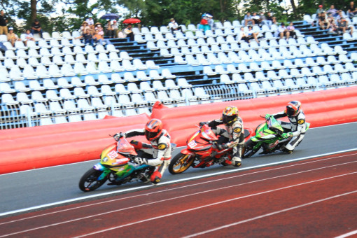 Phạm Minh Chiến bảo vệ thành công cúp vô địch vòng đua mô tô tại Cần Thơ