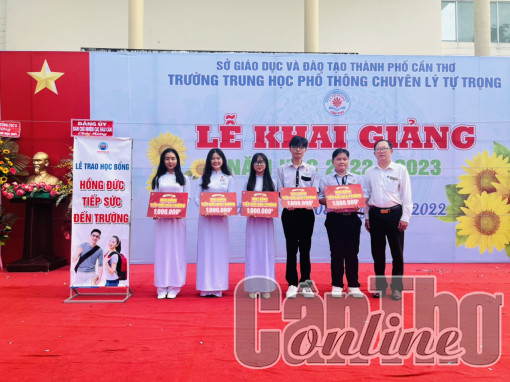 Công ty TNHH Hồng Đức trao 120 suất học bổng tiếp sức đến trường
