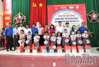 Báo Cần Thơ trao 20 suất học bổng và dụng cụ học tập