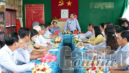 Ðồng chí Lê Quang Mạnh dự sinh hoạt Chi bộ ấp Nhơn Thọ 2, xã Nhơn Ái, huyện Phong Ðiền