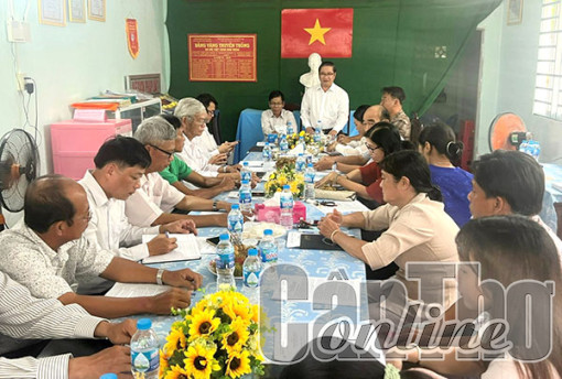 Ðồng chí Trần Việt Trường dự sinh hoạt Chi bộ khu vực Thới Hòa 2, phường Thới Thuận, quận Thốt Nốt